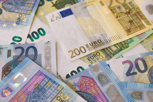 Нос к носу с долларом: что будет с евро в 2023 году?
