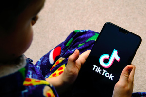 Детям в Китае ограничили время на TikTok и видеоигры. Это полезно или вредно?