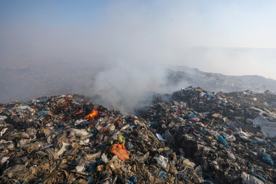 Спасатель Урецкий: запах гари мог появиться в Волгограде из-за пожара на свалке