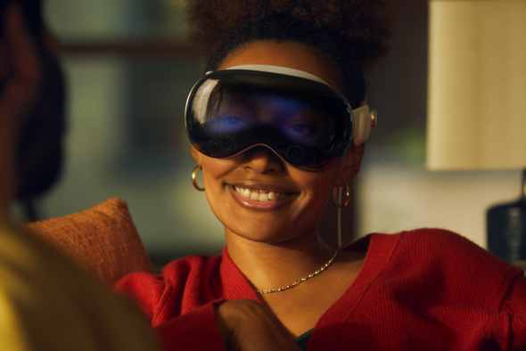 Смешная реальность. Как AR-шлем Apple Vision Pro стал главным мемом этой зимы