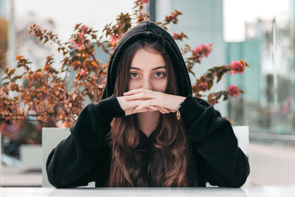 Зумеры глядят с безразличием: что за тренд Gen Z stare