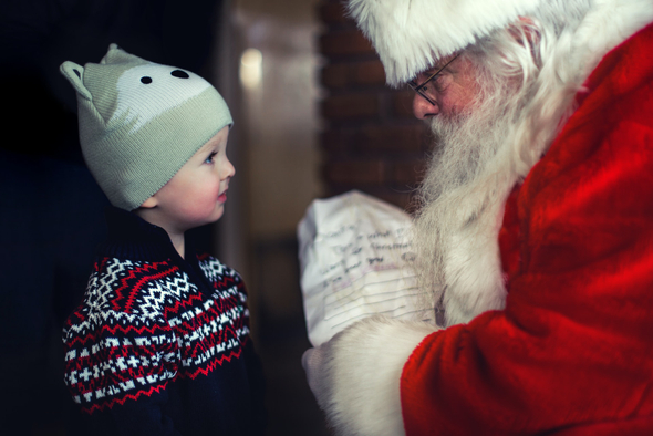 Злой старик с тяжелым мешком: почему дети (и взрослые) боятся Деда Мороза и как с этим справиться