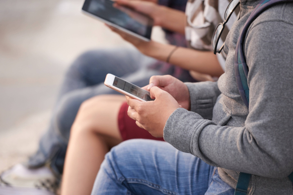 От ГДЗ до ChatGPT: как школьники используют ИИ и что думают об этом родители и учителя