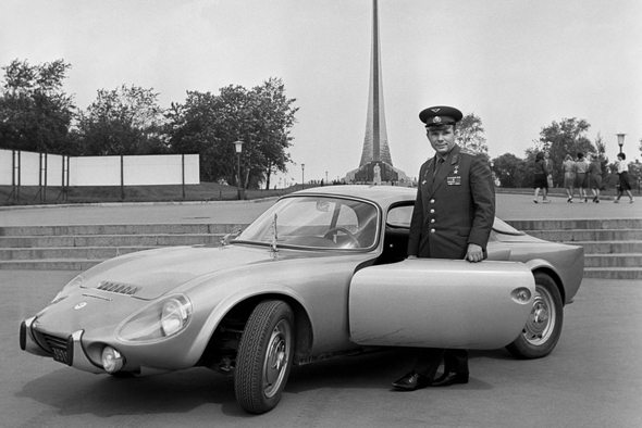 Французский спорткар и ланч с королевой: как мир чествовал Юрия Гагарина
