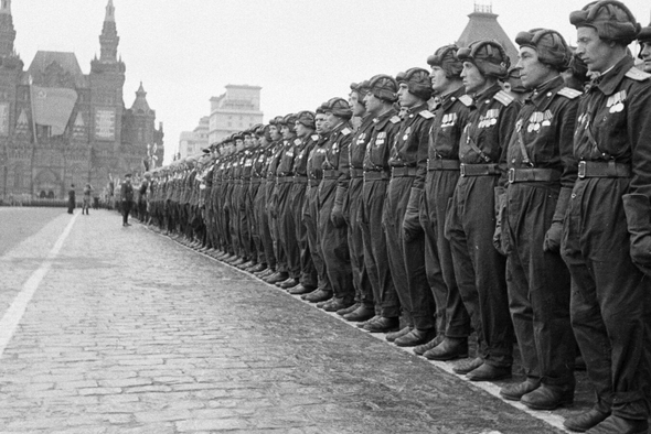 Эмоции героев и торжественная атмосфера: в Москве открыли онлайн-выставку к годовщине Парада Победы