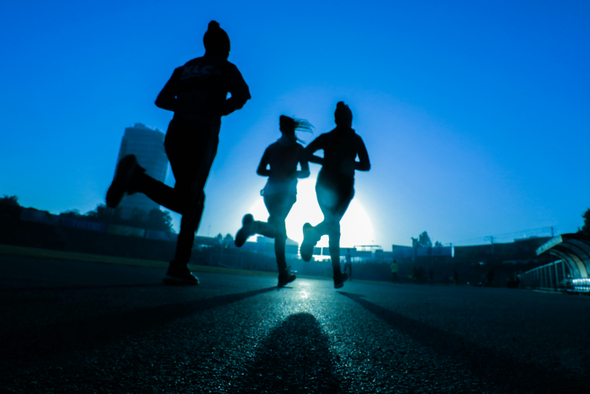 Отложите тренировку до вечера: почему занятия спортом в конце дня полезнее для здоровья?