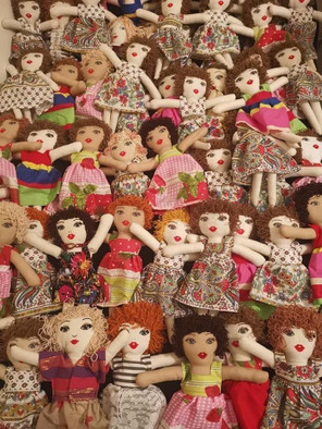 Жительница Бейрута вручную сшила 100 кукол для девочек, потерявших дома в августовском взрыве.