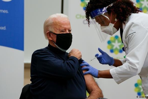 Джо Байден привился вакциной Pfizer в прямом эфире