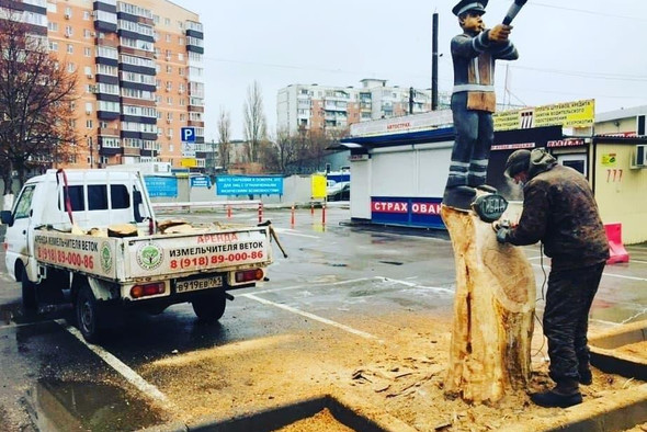В Азове поставили памятник гаишнику