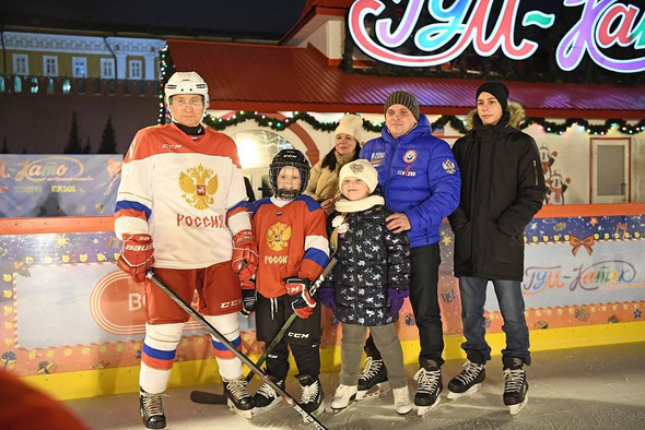 Путин исполнил мечту 9-летнего мальчика и сыграл с ним в хоккей