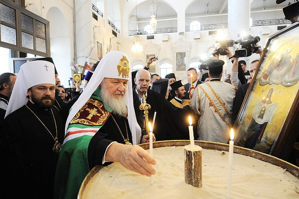 Патриарх Кирилл призвал священников отказаться от «левых» свечей