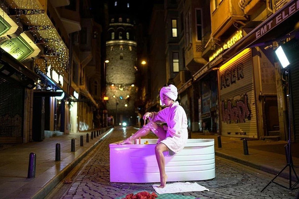 В Стамбуле художница устроила перформанс в знак протеста против неравноправного отношения к женщинам