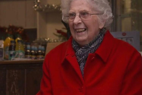 Сотрудница почты Великобритании ушла на пенсию после 80 лет работы
