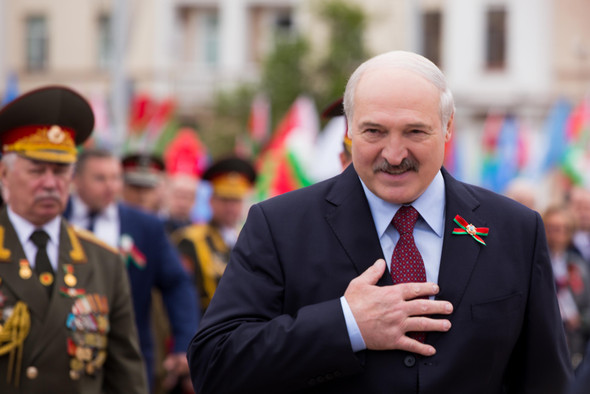 Лукашенко наградил ОМОН, а силовики — президента