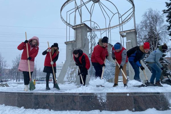 «Молодежка ОНФ» помогает расчищать снег пожилым жителям частного сектора