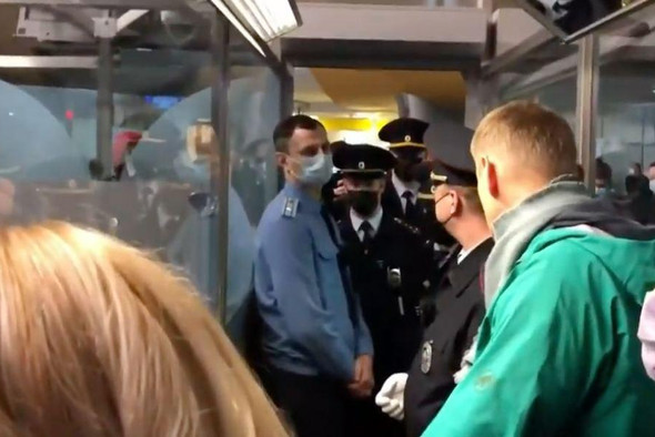 Алексея Навального задерживают в аэропорту
