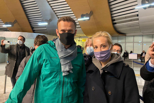 Смена аэропорта и фанаты Бузовой: как Навальный возвращался в Россию