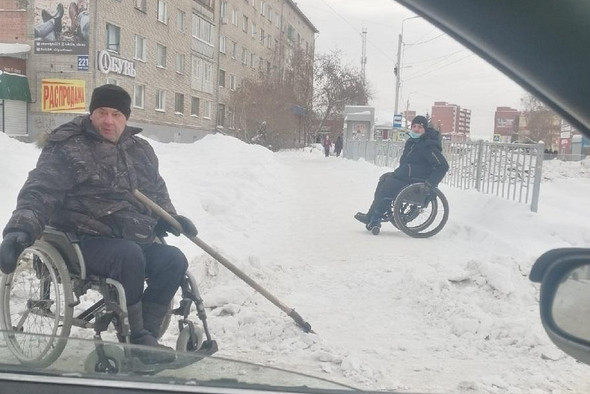 Инвалид-колясочник сам чистит дорогу от снега