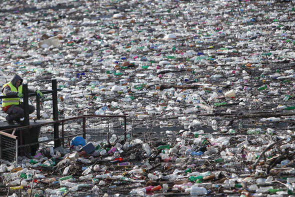Сербское озеро Потпеч превратилось в огромную кучу мусора