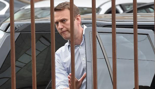 Полиция задержала нескольких сторонников Навального. Их обвиняют в нарушении санитарных норм