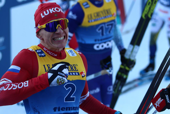 Александр Большунов выиграл гонку свободным стилем на Кубке мира по лыжным гонкам