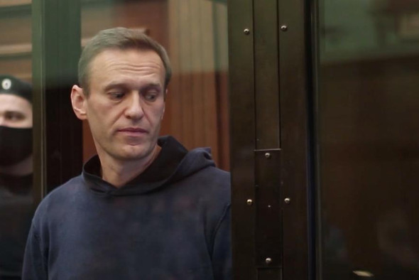 Алексея Навального доставили в суд, а меры безопасности тем временем усиливаются