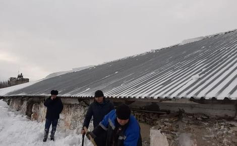 В Алтайском крае с крыши зернохранилища сошла «лавина». Есть погибшие