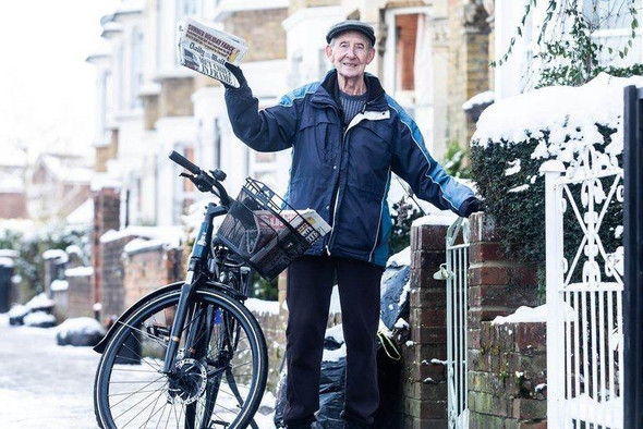 Почтальону в Британии подарили электровелосипед — теперь он не хочет уходить на пенсию