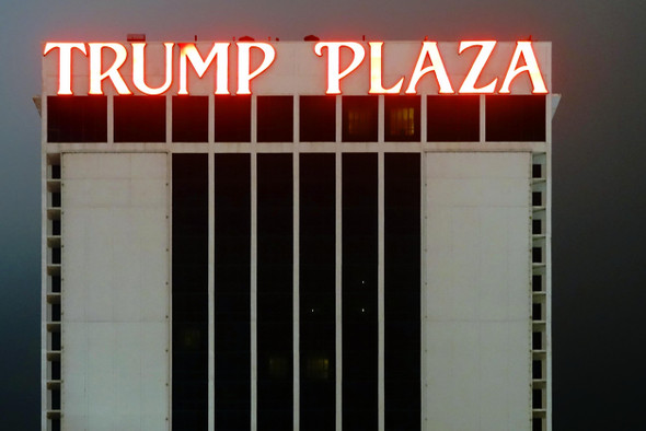 В США снесли обанкротившийся отель-казино Trump Plaza