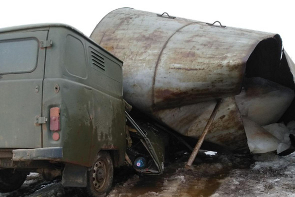 В Тверской области водонапорная башня рухнула на машину коммунальщиков