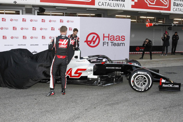Команда Формулы-1 «Хаас» представила болид в цветах российского флага