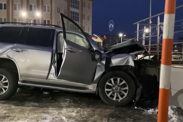 Три человека погибли в машине, уходят от полиции в Новгороде 