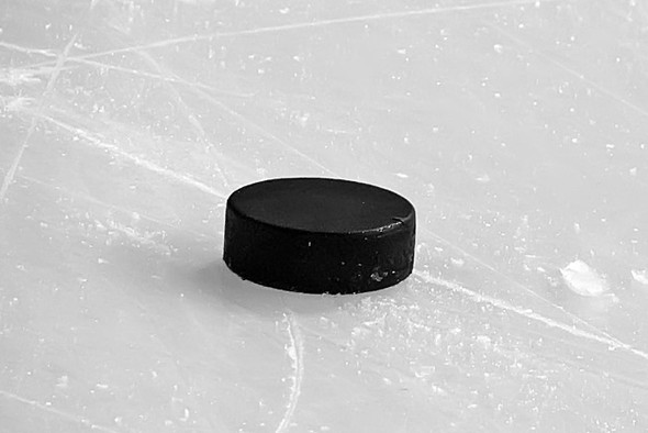 19-летний хоккеист умер после попадания шайбы в голову
