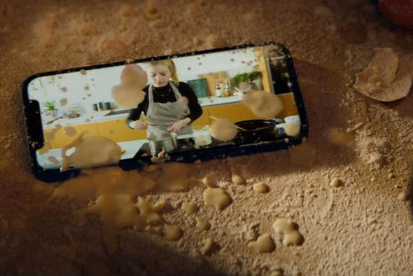 Мужчина издевается над iPhone 12 в новом рекламном видео Apple