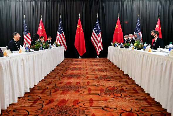 Делегации США и Китая устроили перепалку на переговорах на Аляске