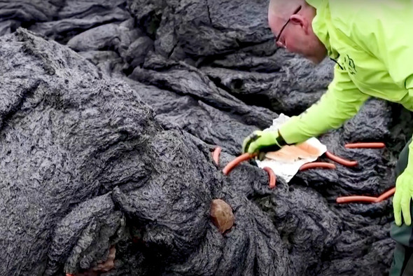 Ученые пожарили хот-доги на проснувшемся вулкане