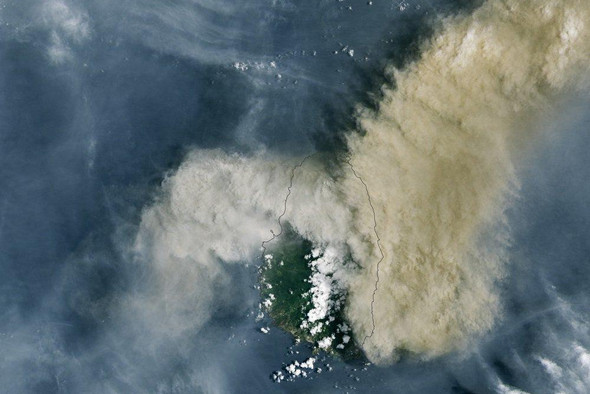 В Карибском море извергается вулкан: фото NASA