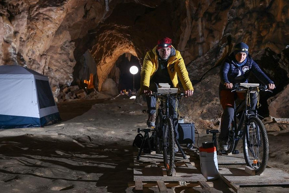 Во Франции 15 добровольцев провели 40 дней в пещере без света, часов и смартфонов