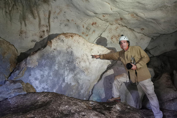 В пещере майя нашли больше сотни отпечатков детских рук