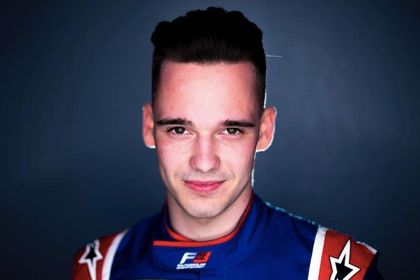 Российский гонщик Александр Смоляр выиграл первую гонку сезона Формулы-3