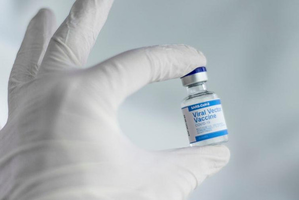 В России начнут производить вакцину AstraZeneca, но мы ее не получим. Невелика потеря?