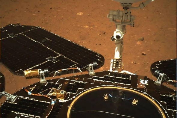 Китайский планетоход прислал первые снимки с поверхности Марса