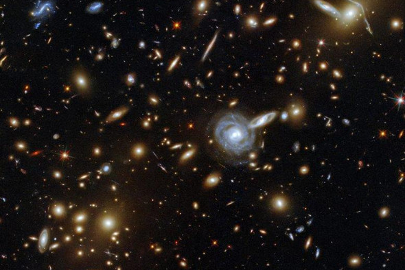 «Хаббл» выпустил новый снимок массивного скопления галактик