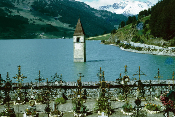 В Италии из-под воды показалась затопленная 70 лет назад деревня
