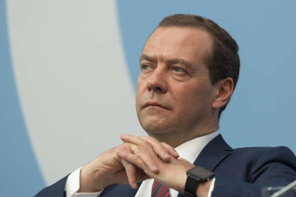 «Они считали, что Россия — умирающая страна». Медведев дал интервью «Коммерсанту». Главное