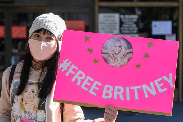 #FreeBritney: почему Бритни Спирс оказалась под опекой отца и как от нее освободилась