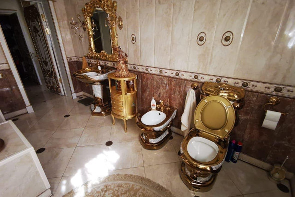 Золотой унитаз, колонны и фрески: экскурсия по дому задержанного главы ГИБДД Ставрополья