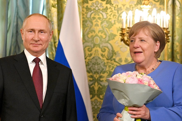 «Что-нибудь хорошее нахимичим». Путин и Меркель в последний раз встречаются в Москве