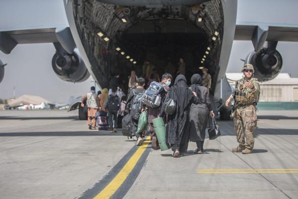 США и НАТО сворачивают эвакуацию из Афганистана. Тысячи людей остаются за бортом