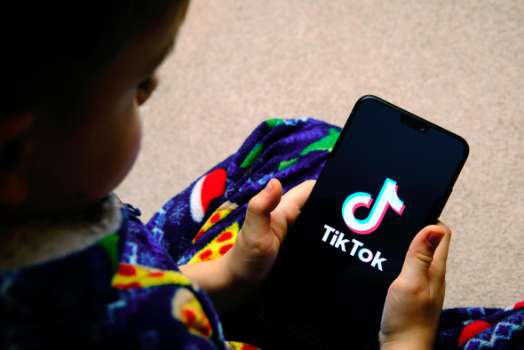 Детям в Китае ограничили время на TikTok и видеоигры. Это полезно или вредно?